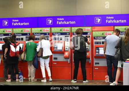 Ticket-Automaten im Hauptbahnhof Wien, Österreich, Europa - Ticket machines in the main train station Vienna, Austria, Europe Stock Photo