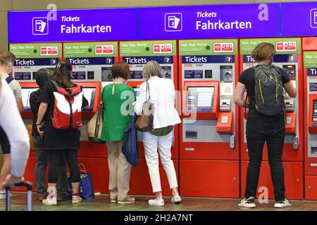 Ticket-Automaten im Hauptbahnhof Wien, Österreich, Europa - Ticket machines in the main train station Vienna, Austria, Europe Stock Photo
