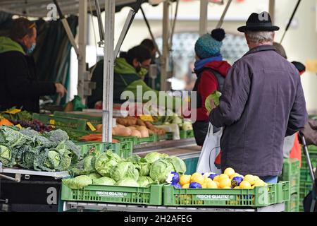 Der Wochenmarkt in Gmunden wurde am 14. April 2020 nach der vierwöchigen Corona-Sperre wieder geöffnet. The weekly market in Gmunden was reopened on A Stock Photo