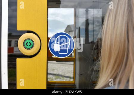 Corona-Krise - Zeichen für Mund-Nasen-Schutz auf öffentlichen Verkehrsmitteln in Österreich - Corona crisis - sign of mouth-nose protection on public Stock Photo