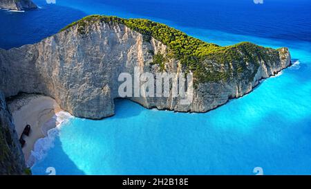 GREECE. IONIAN ISLANDS. ZANTE ISLAND (ZAKYNTHOS). THE FAMOUS NAVAGIO BEACH (ALSO KNOWN AS SMUGGLER'S COVE) WHERE IN 1983, A CARGO WASTED ON THE SAND. Stock Photo