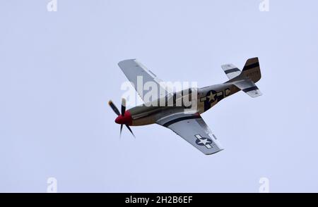 LITTLE GRANSDEN, CAMBRIDGESHIRE, ENGLAND - AUGUST 29, 2021:  Vintage  North American P-51 Mustang aircraft in flight. Stock Photo
