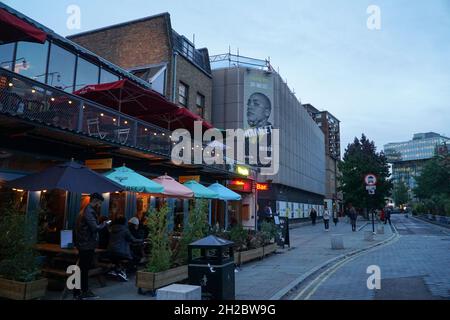 London, UK, 20 October 2021: The Young Vic theatre at susk. Currently on show is a production of Hamlet with Cush Jumbo taking on the lead roll, supported by Adrian Dunbar and Tara Fitzgerald. Audiences are asked to wear face masks and the theatre is also staging some performances at a lower capacity audience with social distancing. Anna Watson/Alamy Live News Stock Photo