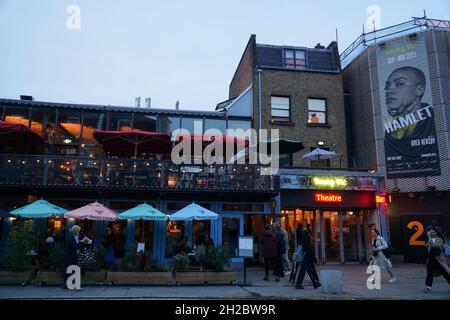 London, UK, 20 October 2021: The Young Vic theatre at susk. Currently on show is a production of Hamlet with Cush Jumbo taking on the lead roll, supported by Adrian Dunbar and Tara Fitzgerald. Audiences are asked to wear face masks and the theatre is also staging some performances at a lower capacity audience with social distancing. Anna Watson/Alamy Live News Stock Photo