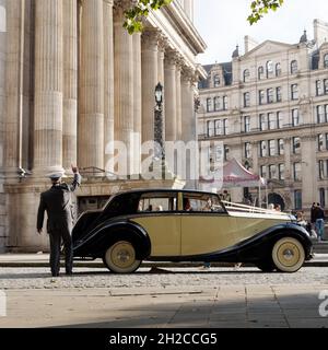 London, Greater London, England, October 09 2021: Wedding car outside St Pauls Cathedral as the driver tries to attract someone's attention. Stock Photo