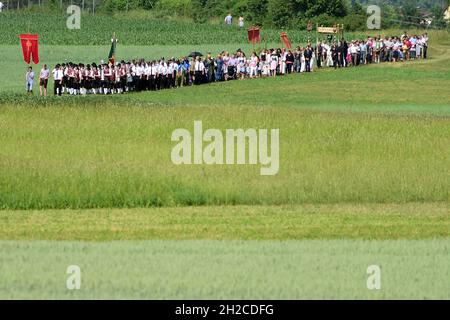 Fronleichnamsprozession in Rüstorf, Schwanenstadt (Bezirk Vöcklabruck, Oberösterreich, Österreich) - Corpus Christi procession in Rüstorf, Schwanensta Stock Photo