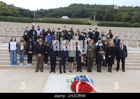 Cassino, Italy. October 21, 2021. Ambassador Anna Maria Anders and Ambassador Dror Eydar with students and authorities in front of the grave of General Wladislaw Anders. Credit: Antonio Nardelli / Alamy Live News Stock Photo