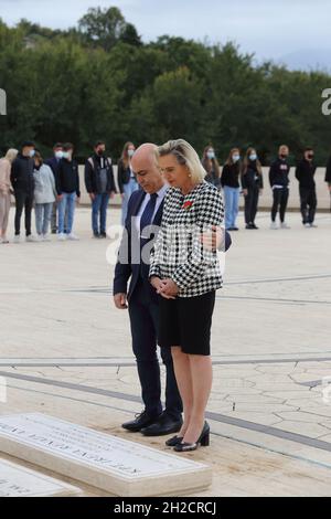 Cassino, Italy. October 21, 2021: Israeli ambassador Dror Eydar and ambassador poalcco Anna Maria Anders in front of the grave of General Wladislaw Anders in the Polish military cemetery of Monte Cassino. Credit: Antonio Nardelli / Alamy Live News Stock Photo