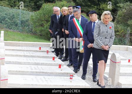 Cassino, Italy. 21 October 2021.Israeli ambassador Dror Eydar and ambassador poalcco Anna Maria Anders among the graves of Jewish soldiers in the Polish military cemetery of Montecassino. Credit: Antonio Nardelli / Alamy Live News Stock Photo