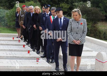 Cassino, Italy. 21 October 2021.Israeli ambassador Dror Eydar and ambassador poalcco Anna Maria Anders among the graves of Jewish soldiers in the Polish military cemetery of Montecassino. Credit: Antonio Nardelli / Alamy Live News Stock Photo