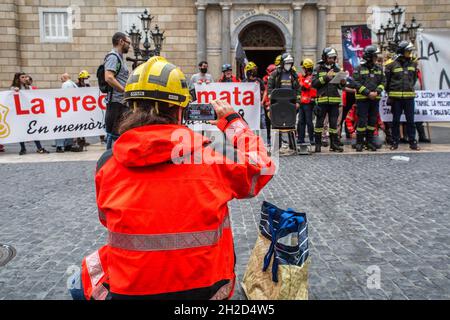 Barcelona, Catalonia, Spain. 21st Oct, 2021. Firefighter is seen taking photos of firefighters demonstration.The firefighters of Barcelona have honored in the Sant Jaume square in Barcelona in front of the generality of Catalonia the colleague by profession Juan Liebana, the young thirty-year-old firefighter who died in June after being seriously injured in the fire of a car workshop in a city near Barcelona, Vilanova y la Geltru. About 500 firefighters have also demonstrated against the precariousness they suffer, dressed in work uniforms. Juan's father, Juanjo Liebana, assured that the de Stock Photo