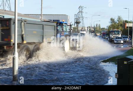 Colchester, UK. 21st Oct 2021. Traffic battles to get through the floodwaters in the Hythe area of Colchester in Essex after heavy overnight rain. Credit: Eastern Views/Alamy Live News Stock Photo