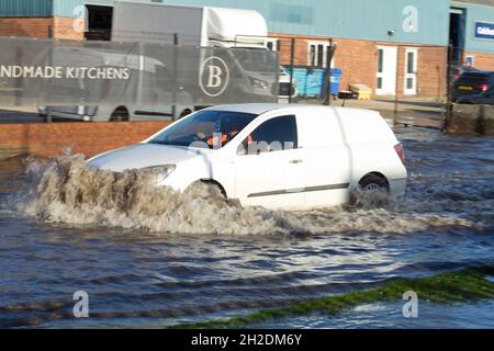 Colchester, UK. 21st Oct 2021. Traffic battles to get through the floodwaters in the Hythe area of Colchester in Essex after heavy overnight rain. Credit: Eastern Views/Alamy Live News Stock Photo