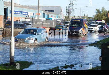 Colchester, UK. 21st Oct 2021. Traffic battles to get through the floodwaters in the Hythe area of Colchester in Essex after heavy overnight rain. Credit: Eastern Views/Alamy Live News Stock Photo