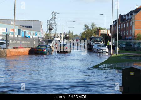 Colchester, UK. 21st Oct 2021. Traffic battles to get through the floodwaters in the Hythe area of Colchester in Essex after heavy overnight rain. Credit: Eastern Views/Alamy Live News Stock Photo