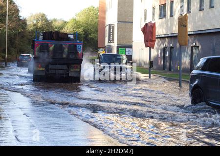 Colchester, UK. 21st Oct 2021. Traffic battles to get through the floodwaters in the Hythe area of Colchester in Essex after heavy overnight rain. Credit: Eastern Views/Alamy Live News Stock Photo