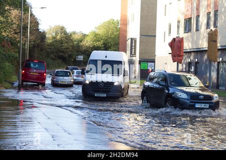 Colchester, UK. 21st Oct 2021. Traffic battles to get through the floodwaters in the Hythe area of Colchester in Essex after heavy overnight rain. Credit: Eastern Views/Alamy Live News Stock Photo