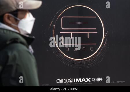 Seoul, South Korea. 21st Oct, 2021. A man wearing a mask walks by a billboard of the movie 'Dune' directed by Denis Villeneuve in Seoul.The Movie 'Dune' was released in South Korea on 20 October, 2021. Credit: SOPA Images Limited/Alamy Live News Stock Photo