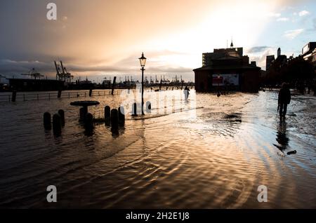 Hamburg, Germany. 21st Oct, 2021. The fish market with the fish auction hall is flooded in the evening during the high water. Credit: Daniel Bockwoldt/dpa/Alamy Live News Stock Photo