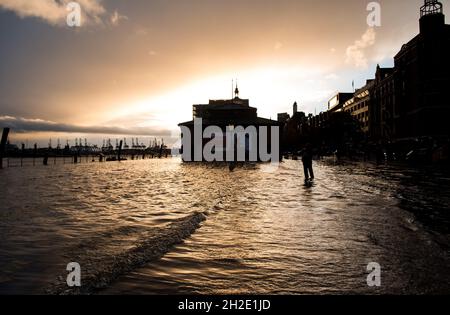 Hamburg, Germany. 21st Oct, 2021. The fish market with the fish auction hall is flooded in the evening during the high water. Credit: Daniel Bockwoldt/dpa/Alamy Live News Stock Photo