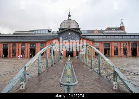 Hamburg, Germany. 21st Oct, 2021. The fish market with the fish auction hall is flooded in the evening during the high water. Credit: Daniel Bockwoldt/dpa/Alamy Live News Stock Photo