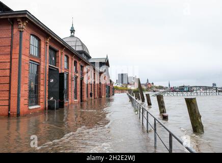 Hamburg, Germany. 21st Oct, 2021. The fish market with the fish auction hall is flooded in the evening during the high water. Credit: Daniel Bockwoldt/dpa/Alamy Live News Stock Photo