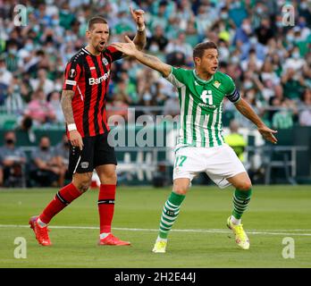 Sevilla, Spain: 21st October 2021;  Joaquin Sanchez of Betis and Robert Andrich of Bayer Leverkusen protest their opinions during the Uefa Europa League, football match played between Real Betis Balompie and Bayer Leverkusen at Benito Villamarin stadium Stock Photo
