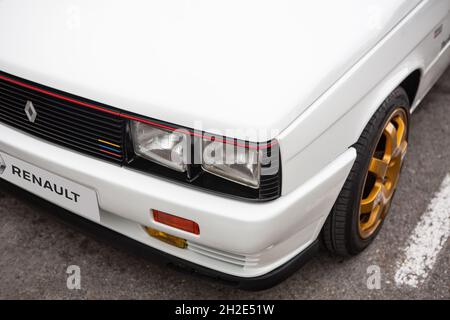 Reocin, Cantabria, Spain - October 2, 2021: Exhibition of classic vehicles. Detail photo of the front of a white Renault 11 Turbo.The Renault 11 was p Stock Photo