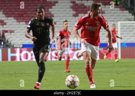 Bayern Munich, October 20, 2021, Serge Gnabry of Bayern Munich and Jan Vertonghen of Benfica during the UEFA Champions League, Group E football match between SL Benfica and Bayern Munich on October 20, 2021 at Estadio da Luz in Lisbon, Portugal - Photo: Laurent Lairys/DPPI/LiveMedia Stock Photo