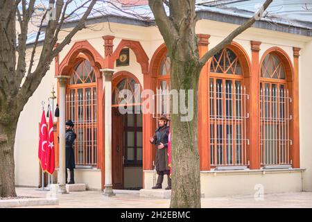 Osmangazi tomb in Bursa in tophane district with old costumed soldiers on the gate of the tomb for on guard duty Stock Photo