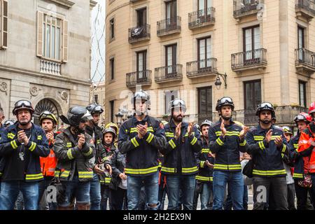 Protesters seen in front of the generality of Catalonia during the demonstration.The firefighters of Barcelona have honored in the Sant Jaume square in Barcelona in front of the generality of Catalonia the colleague by profession Juan Liébana, the young thirty-year-old firefighter who died in June after being seriously injured in the fire of a car workshop in a city near Barcelona, Vilanova and la Geltru. About 500 firefighters have also demonstrated against the precariousness they suffer, dressed in work uniforms. Juan's father, Juanjo Liébana, assured that the death of his son was useless an Stock Photo
