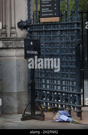 London, UK. 18th Oct, 2021. A single bunch of flowers is left at the entrance to the House of Commons, Westminster as a tribute to murdered conservative MP Sir David Amess. He was murdered by a knifeman during his constituency surgery in Leigh-on-Sea. The man has been detained under the Terrorism Act. Credit: SOPA Images Limited/Alamy Live News Stock Photo