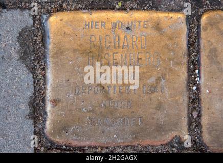 Hamburg, Germany. 21st Oct, 2021. View of a stumbling block in memory of Richard Hasenberg, a former office employee of the building police. An exhibition at the Hamburg Police Museum is the first comprehensive reminder of the persecution of Jewish police employees during the Nazi era. Credit: Daniel Bockwoldt/dpa/Alamy Live News Stock Photo