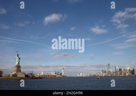 Freiheitsstatue mit New York-Skyline / Satue of Liberty or Liberty ...