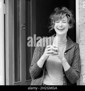 CAITRIONA BALFE in BELFAST (2021), directed by KENNETH BRANAGH. Credit: TKBC / Album Stock Photo