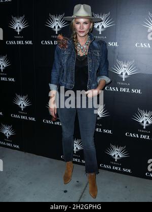 Los Angeles, United States. 21st Oct, 2021. LOS ANGELES, CALIFORNIA, USA - OCTOBER 21: Actress Natasha Henstridge arrives at Brian Bowen Smith's Drivebys Book Launch And Gallery Viewing Presented By Casa Del Sol Tequila held at 8175 Melrose Ave on October 21, 2021 in Los Angeles, California, United States. (Photo by Xavier Collin/Image Press Agency/Sipa USA) Credit: Sipa USA/Alamy Live News Stock Photo