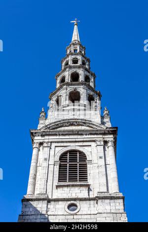 St Bride's Church which inspired the tiered wedding cake in Fleet Street London England UK which was designed by Sir Christopher Wren in 1672 and is a Stock Photo