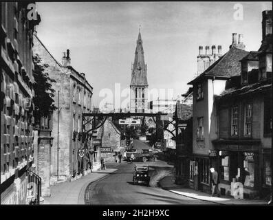 High Street St Martin's, Stamford, South Kesteven, Lincolnshire, 1920-1940. A view looking north along High Street St Martin's with the George Hotel in the foreground and the tower of St Mary's Church in the distance. Stock Photo
