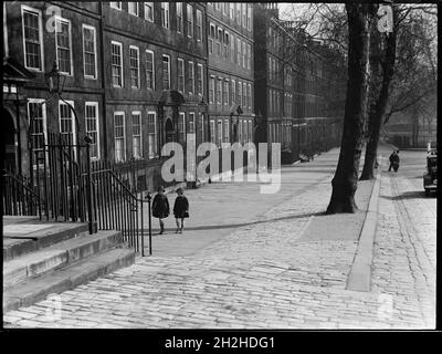 King's Bench Walk, Inner Temple, City and County of the City of London, Greater London Authority, 1930s. A view looking south along barristers' chambers on King's Bench Walk, showing two girls in school uniform walking past numbers 3-6 in the foreground. Stock Photo