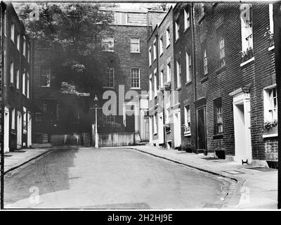 Park Row, Knightsbridge, City of Westminster, Greater London Authority, 1930s. A view looking north along the east terrace of Mills's Buildings towards the terrace of houses on Park Row. These late 18th century terrace houses in Park Row (named Hyde Park Row in 1939) and Mill's Buildings survived the Second World War but were subsequently demolished when the office block Bowater House was built on the site, itself demolished in 2006. Stock Photo