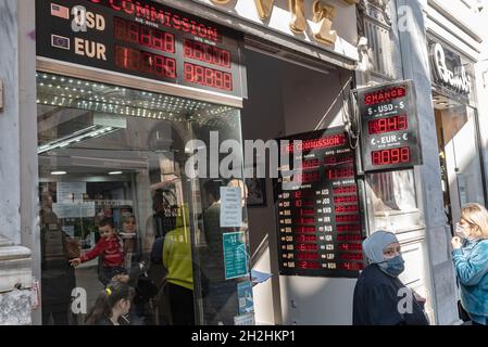 Istanbul, Turkey. October 22nd 2021 Turkish Lira Crisis.  A  currency exchange office on the busy shopping district, Istiklal Street, Taksim, Istanbul Stock Photo