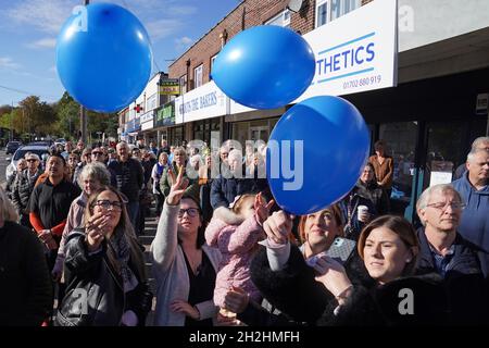Shopkeepers and local residents release balloons as they gather to observe a two-minute silence in memory of MP Sir David Amess in Eastwood Road North in Leigh-on-Sea, Essex. Ali Harbi Ali is appearing in the dock at the Old Bailey in London charged with the terrorism-related murder of the Southend West MP. Picture date: Friday October 22, 2021. Stock Photo