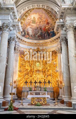 Banner con set di pennarelli rossi su sfondo bianco. Messa a fuoco  selettiva. Diverse sfumature di rosso Foto stock - Alamy