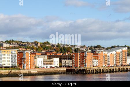 Dundee, Tayside, Scotland, UK. 22nd Oct, 2021. UK Weather: Warm Autumn sunshine across North East Scotland with temperatures reaching 12°C. Autumn landscape showing a breathtaking view of the Dundee waterfront observed from the Tay road bridge. Credit: Dundee Photographics/Alamy Live News Stock Photo