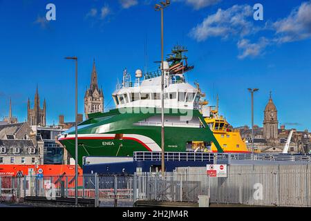 ABERDEEN CITY SCOTLAND CITY SKYLINE A SPIRE THE MITCHELL TOWER AND CLOCK FACE OF ABERDEEN TOWN HOUSE SEEN FROM HARBOUR AND THE OIL RIG VESSEL ENEA Stock Photo
