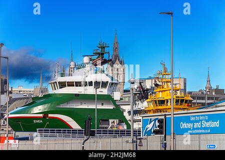 ABERDEEN CITY SCOTLAND CITY SKYLINE THE CLOCK FACE OF ABERDEEN TOWN HOUSE SEEN FROM HARBOUR AND THE OIL RIG VESSEL ENEA Stock Photo
