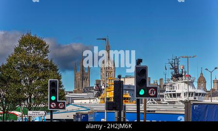 ABERDEEN CITY SCOTLAND CITY SKYLINE THE MITCHELL TOWER AND CLOCK FACE OF ABERDEEN TOWN HOUSE SEEN FROM HARBOUR AREA Stock Photo
