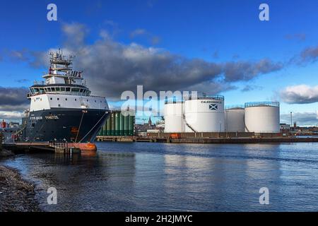 ABERDEEN CITY SCOTLAND THE HARBOUR CALEDONIAN OIL TANKS AND YANGTZE SEACOR OIL RIG SUPPLY VESSEL Stock Photo