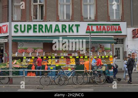 Arabischer Supermarkt Al Madina, Sonnenallee, Neukölln, Berlin, Deutschland Stock Photo - Alamy