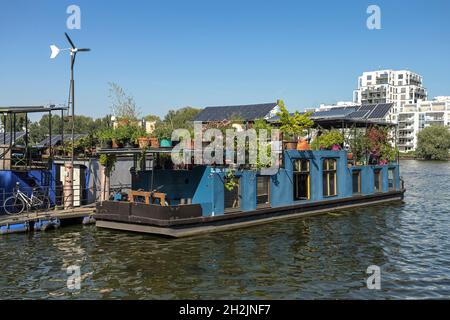 Hausboot, Schiffsanleger, Treptower Park, Treptow-Köpenick, Berlin, Deutschland Stock Photo
